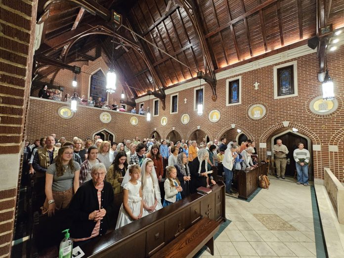 Thumbnail Crowd Front Including First Communion Kids
